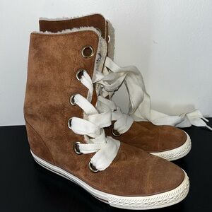 Converse Chuck Taylor Beverly Sherpa lines boots Brown. Size 9.